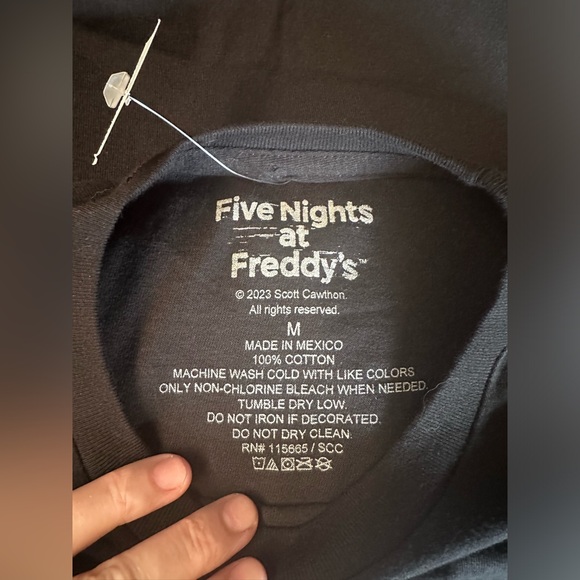 NWT Five Nights At Freddy's Comic Cover T-Shirt size Medium Hot Topic 🐻 FNAF - Picture 7 of 7